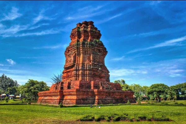 Jelajahi Candi Trowulan